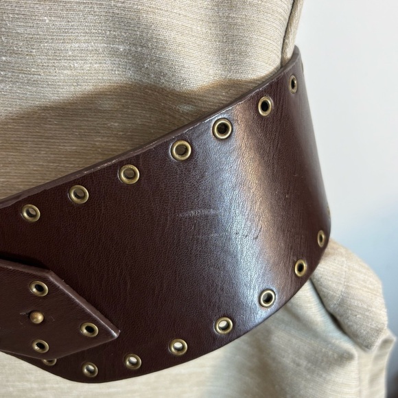 Brown Leather Belt with Floral Buckle with Eyelets Tapering With Hook Closure - Picture 4 of 8